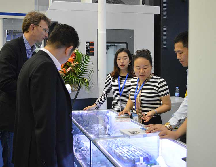 外國客戶參觀我們的夾具產品